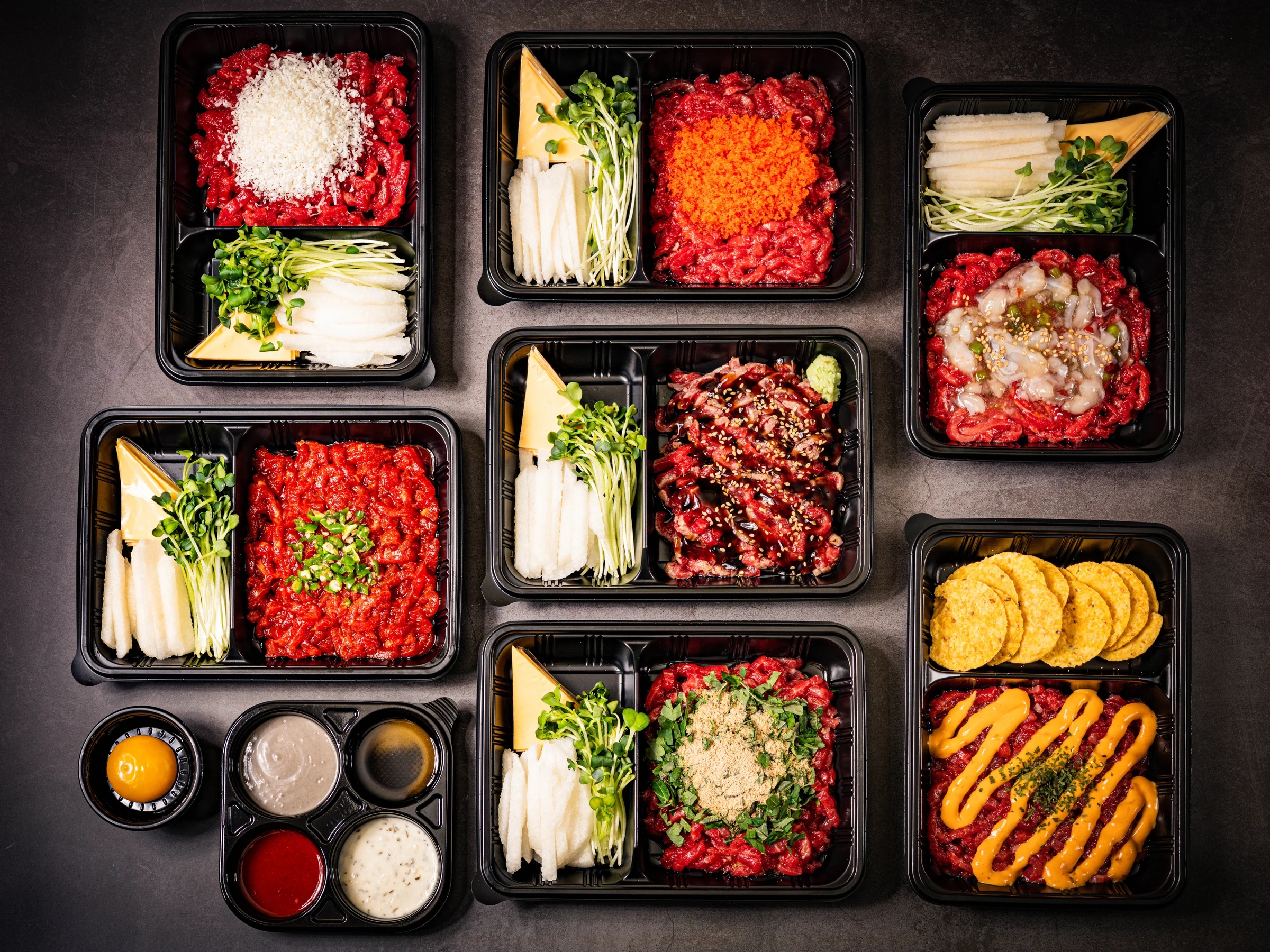 여러 가지 육회 도시락을 위에서 내려다본 모습