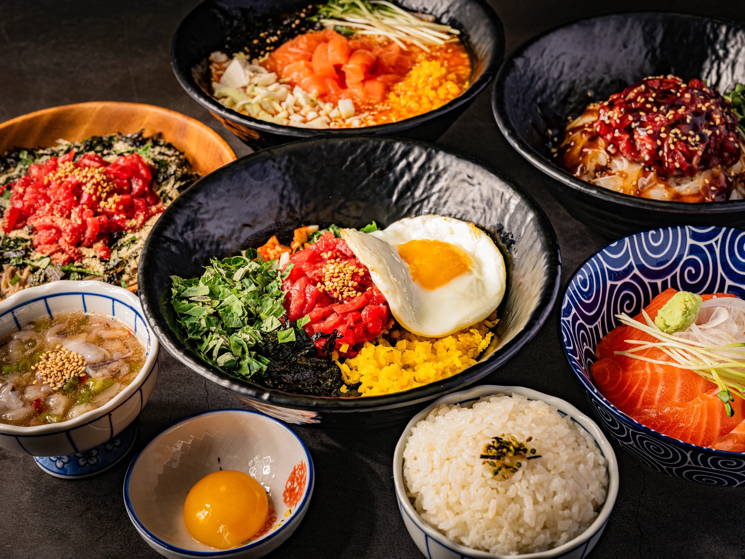 육회비빔밥을 가운데 두고 차린 여러 그릇 메뉴