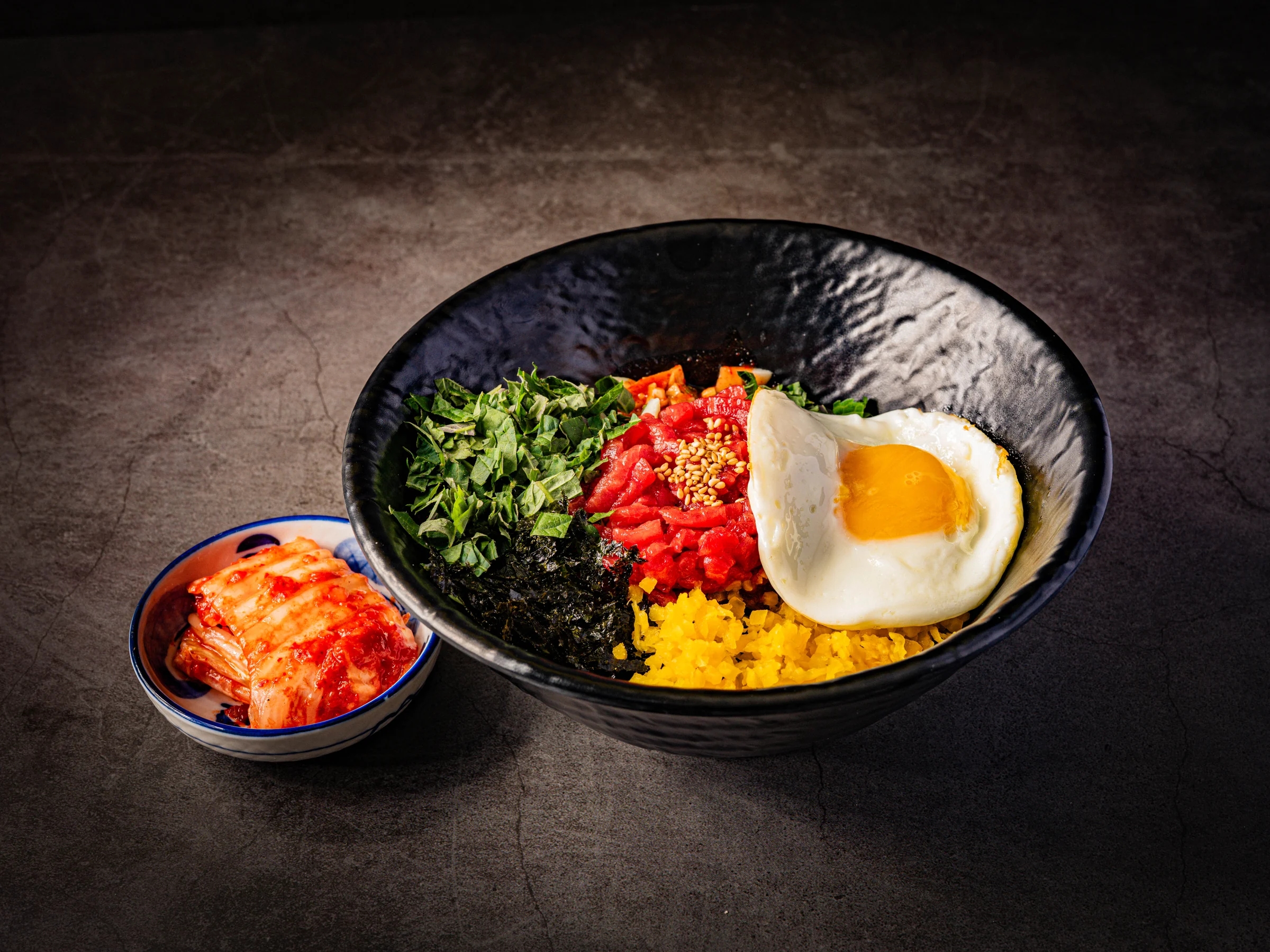 달걀프라이를 올린 육회비빔밥과 김치